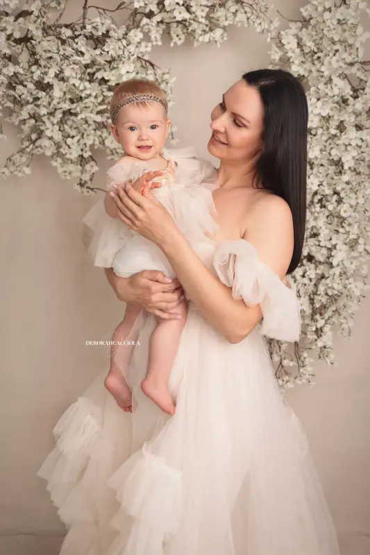 Photo maman et moi studio Orléans : moment tendre entre maman et son enfant, cadrage vertical doux, rendu naturel