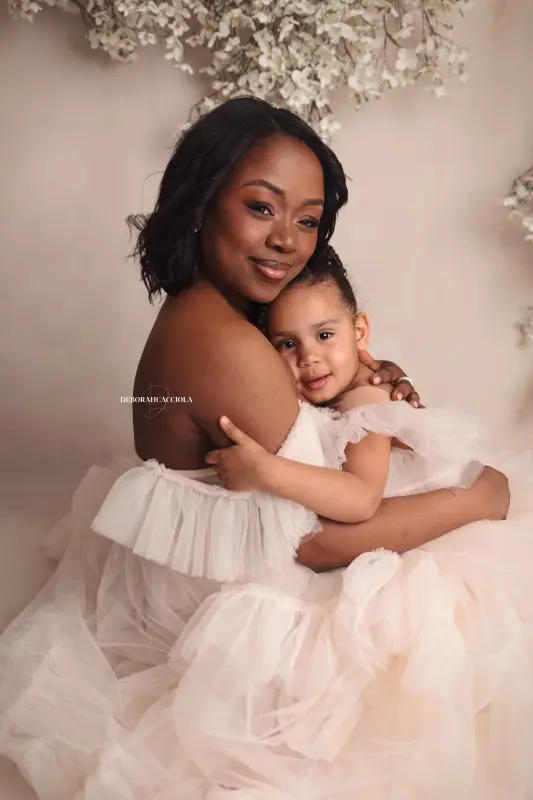 Photo maman et moi à Orléans, moment tendre entre maman et son enfant, portrait vertical soigné, palette claire