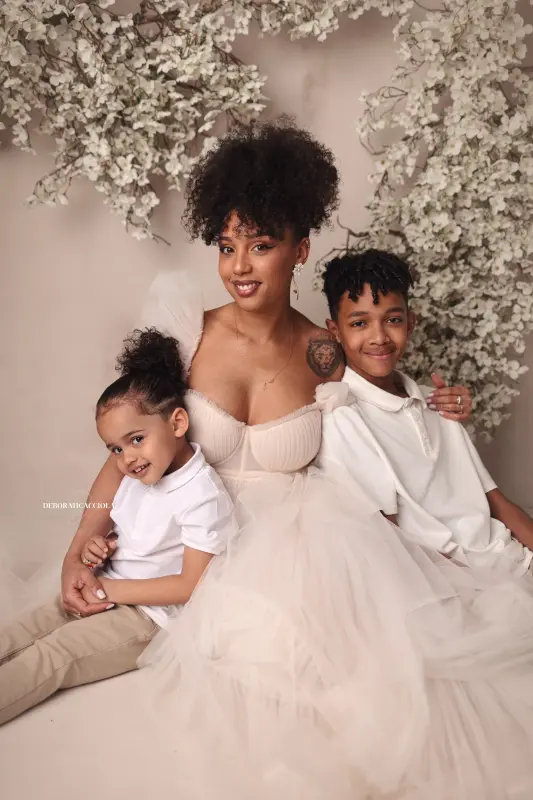 Portrait maman et moi Orléans : maman et enfant, composition resserrée élégante, tonalités naturelles