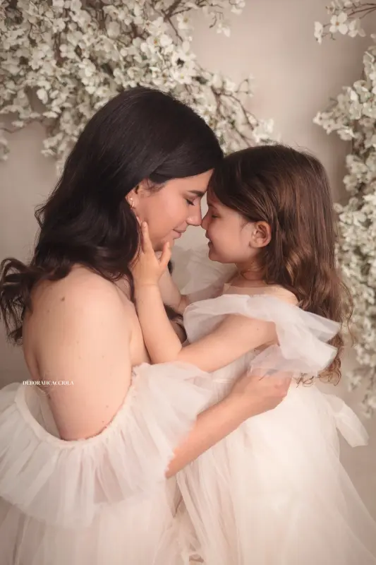 Portrait maman et moi Orléans : maman et enfant, cadrage vertical doux, palette claire