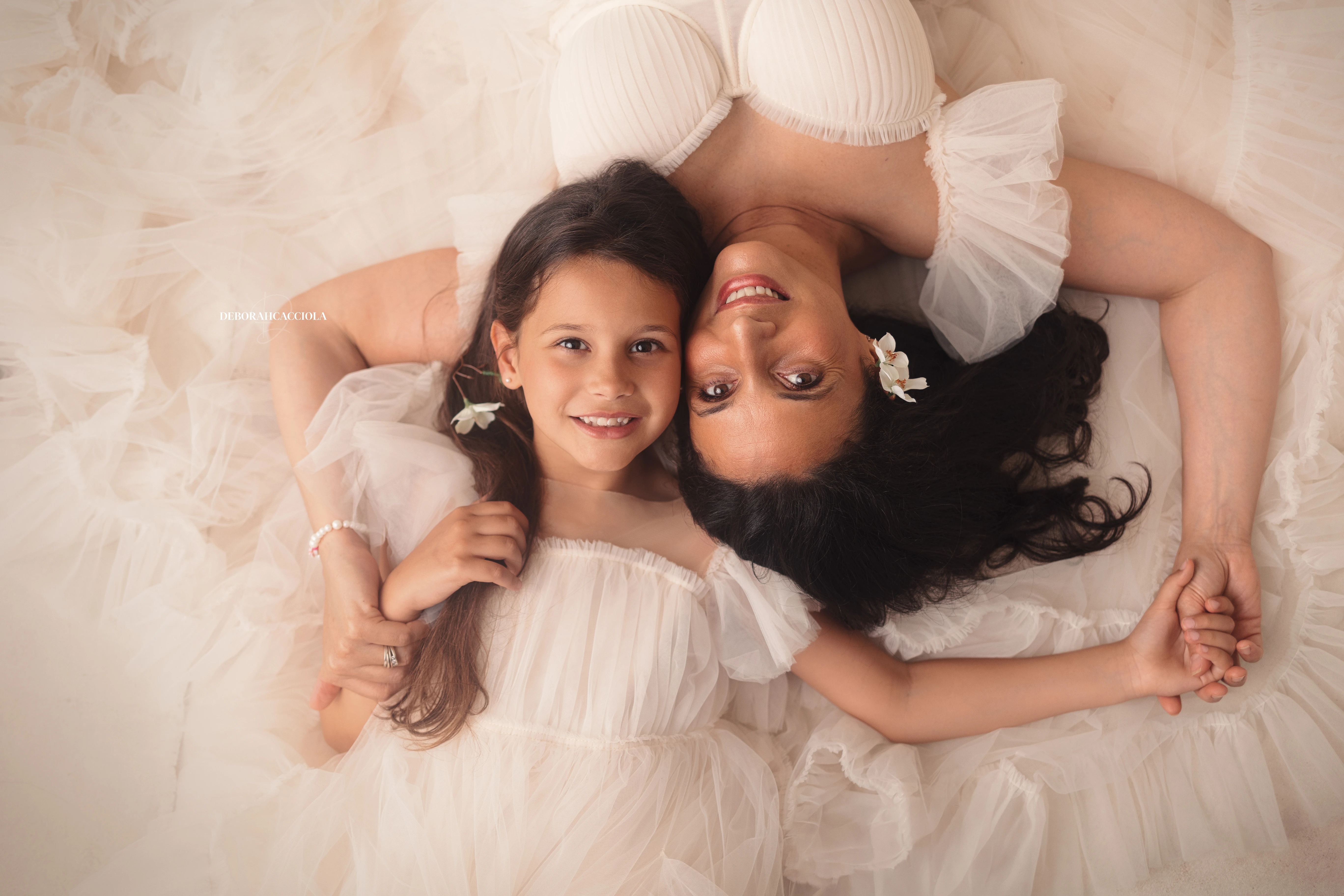 Séance maman et moi en studio à Orléans : lien mère-enfant, scène panoramique douce, tonalités naturelles