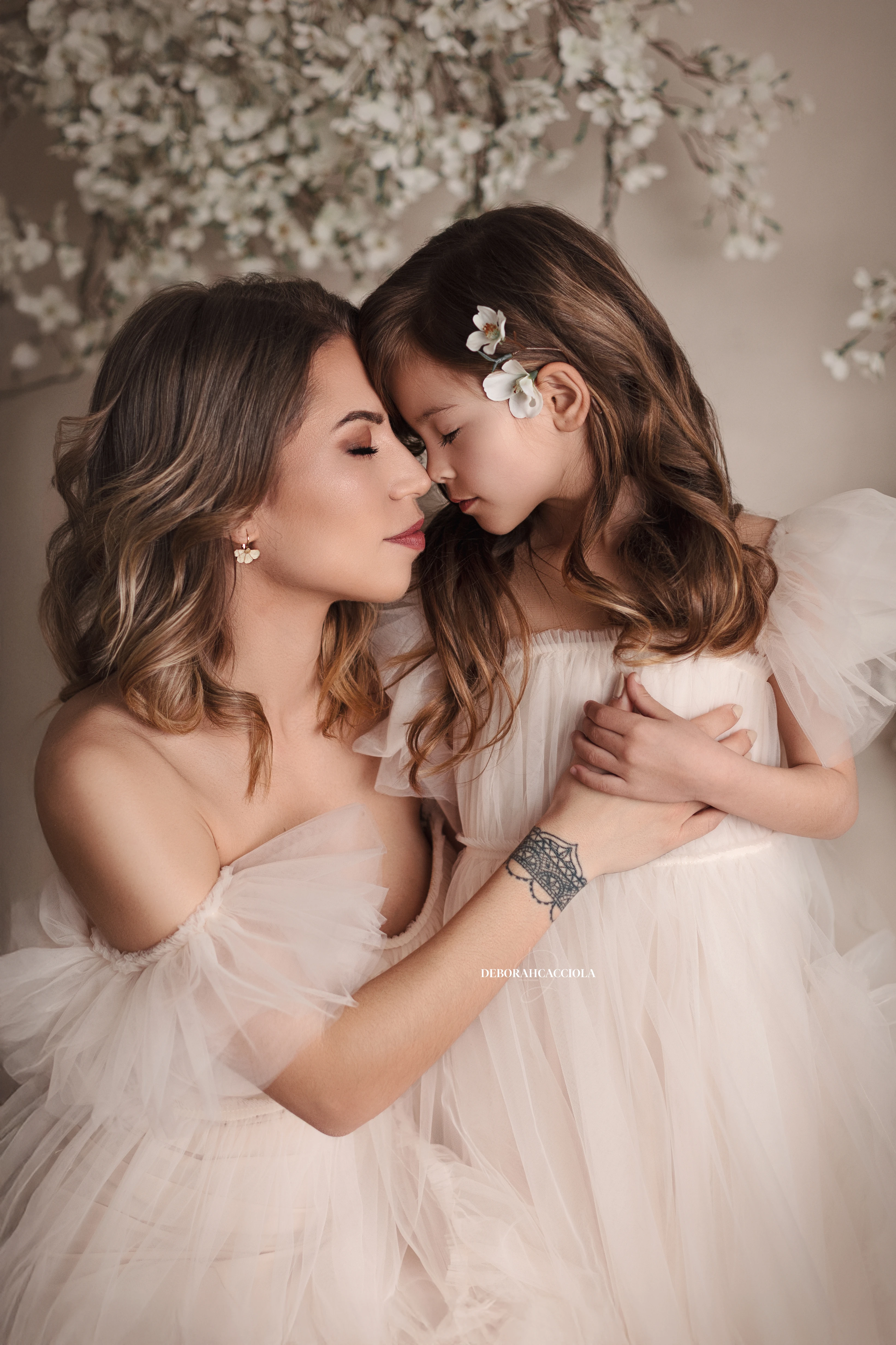 Photo maman et moi à Orléans, moment tendre entre maman et son enfant, plan vertical naturel, tonalités naturelles