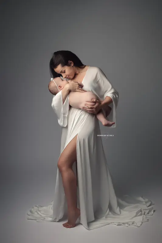 Séance maman et moi en studio à Orléans : lien mère-enfant, composition resserrée élégante, rendu naturel