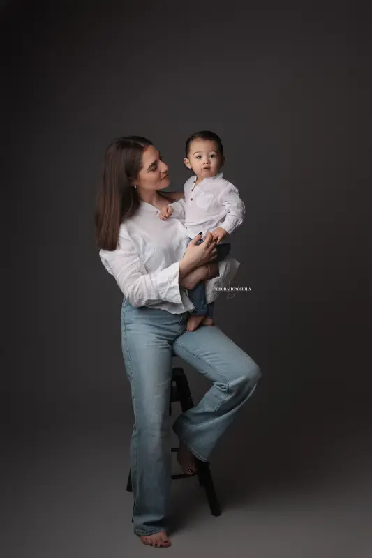 Photo maman et moi studio Orléans : moment tendre entre maman et son enfant, cadrage vertical doux, traitement noir et blanc soigné