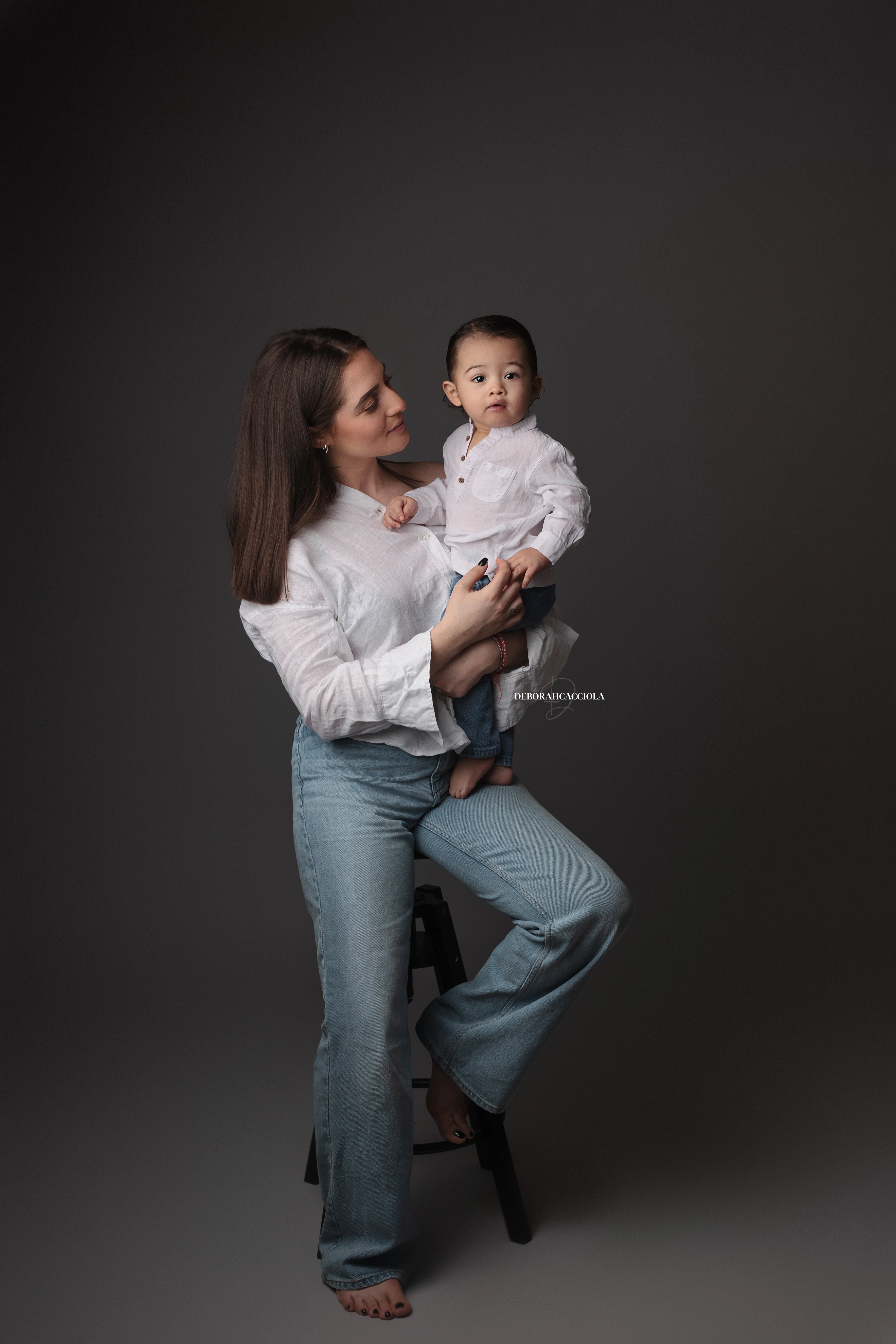 Photo maman et moi studio Orléans : moment tendre entre maman et son enfant, cadrage vertical doux, traitement noir et blanc soigné