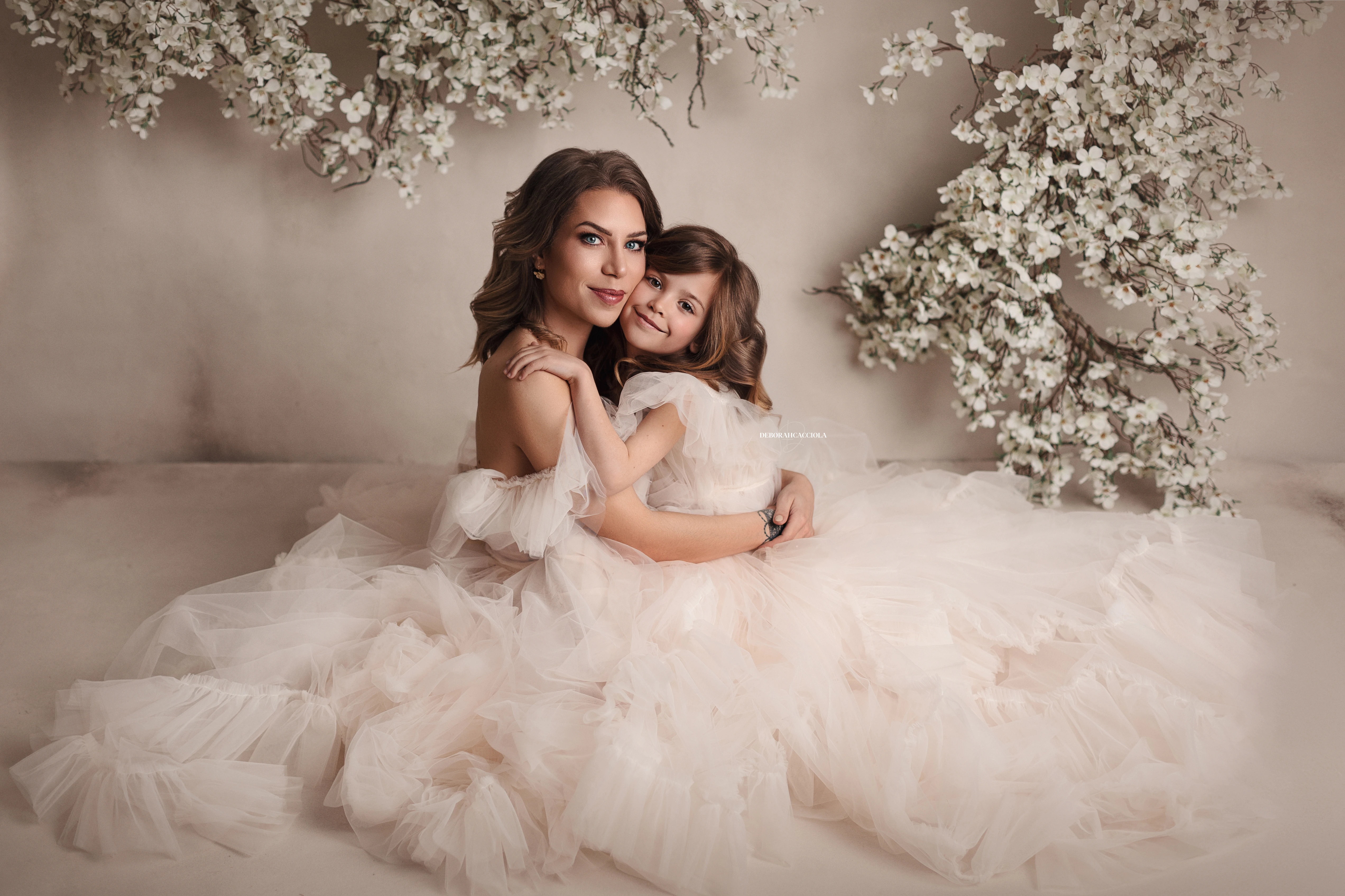 Portrait maman et moi à Orléans : maman et enfant, plan large harmonieux, couleurs douces