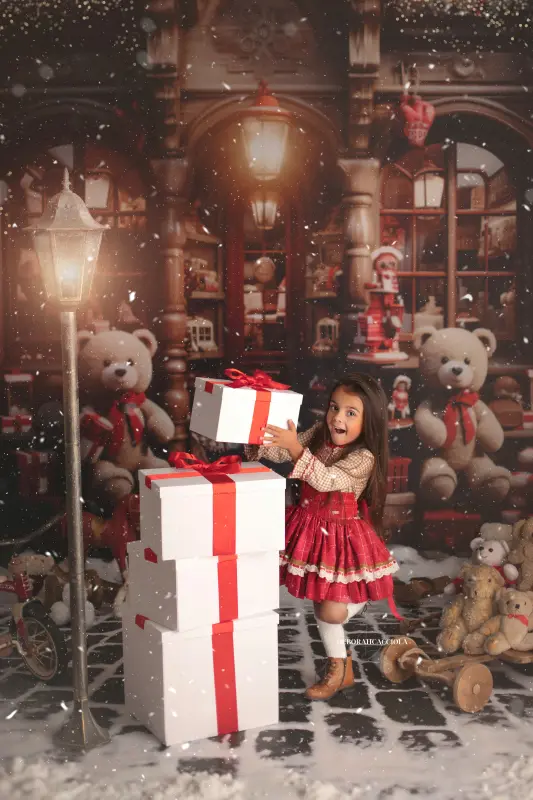 Séance Noël en studio à Orléans : portrait en décor de Noël, composition resserrée élégante, tonalités naturelles