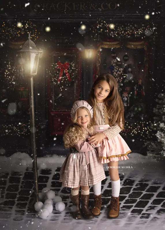 Séance Noël en studio à Orléans : portrait en décor de Noël, composition resserrée élégante, rendu naturel