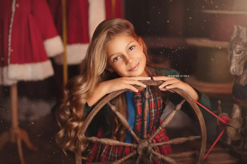 Séance Noël à Orléans - portrait en décor de Noël, composition large et naturelle, palette claire