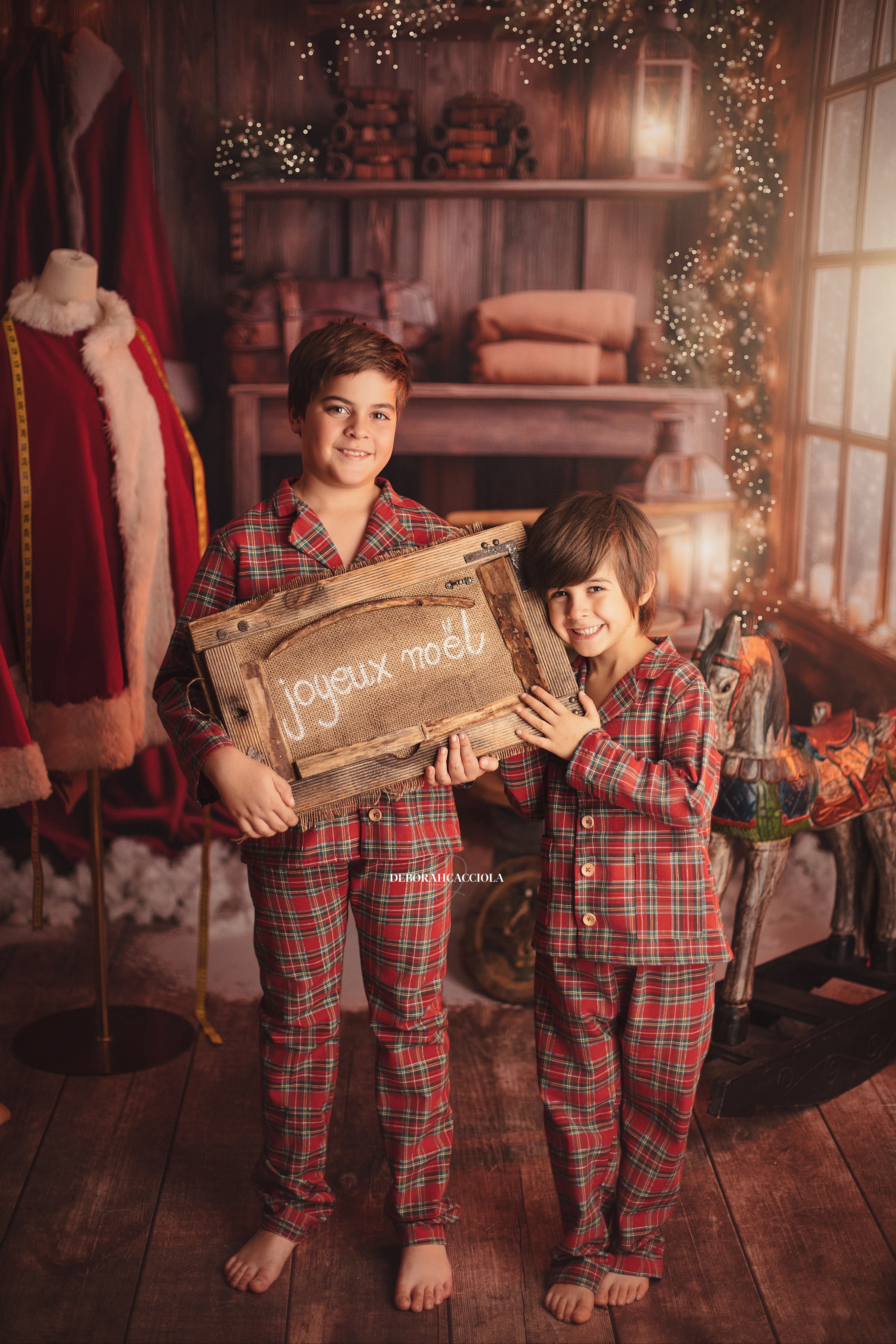 Séance Noël en studio à Orléans : portrait en décor de Noël, cadrage vertical doux, tonalités naturelles