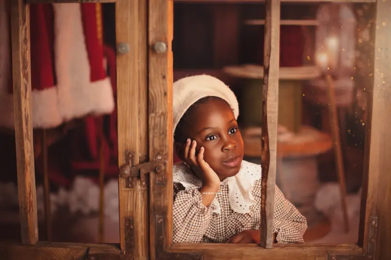 Portrait Noël Orléans : ambiance de Noël, cadrage horizontal équilibré, palette claire