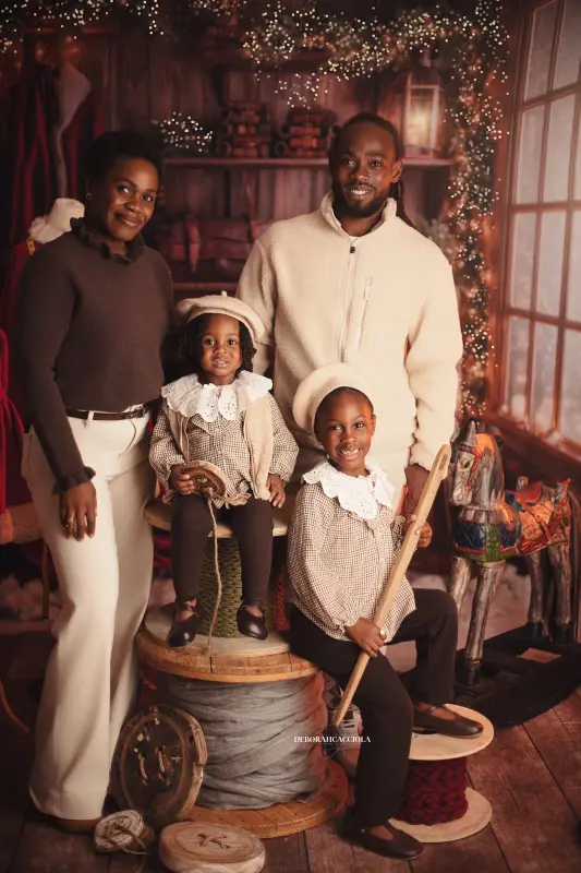Séance Noël en studio à Orléans : portrait en décor de Noël, composition resserrée élégante, couleurs équilibrées