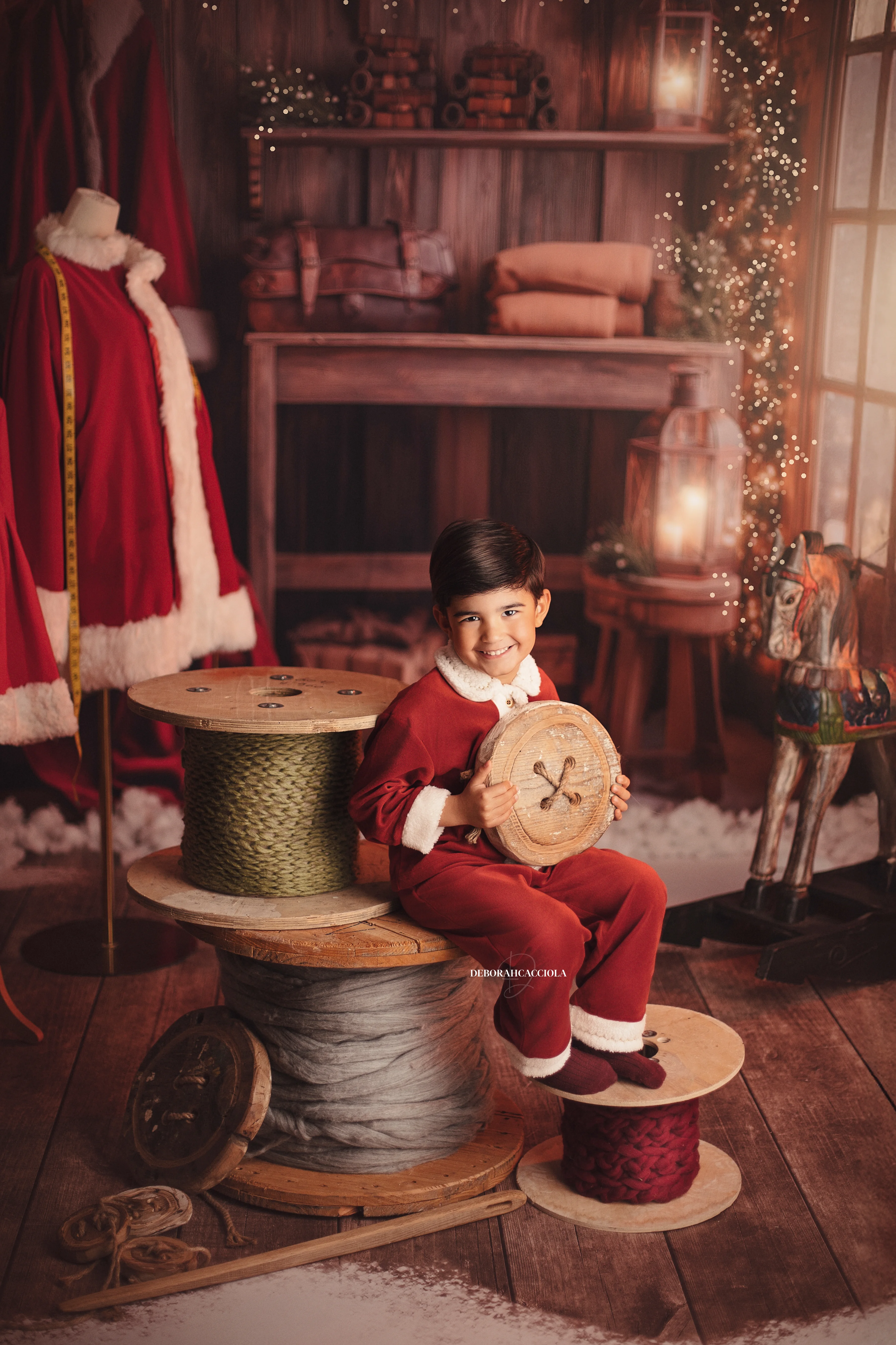 Séance Noël en studio à Orléans : portrait en décor de Noël, composition resserrée élégante, rendu naturel