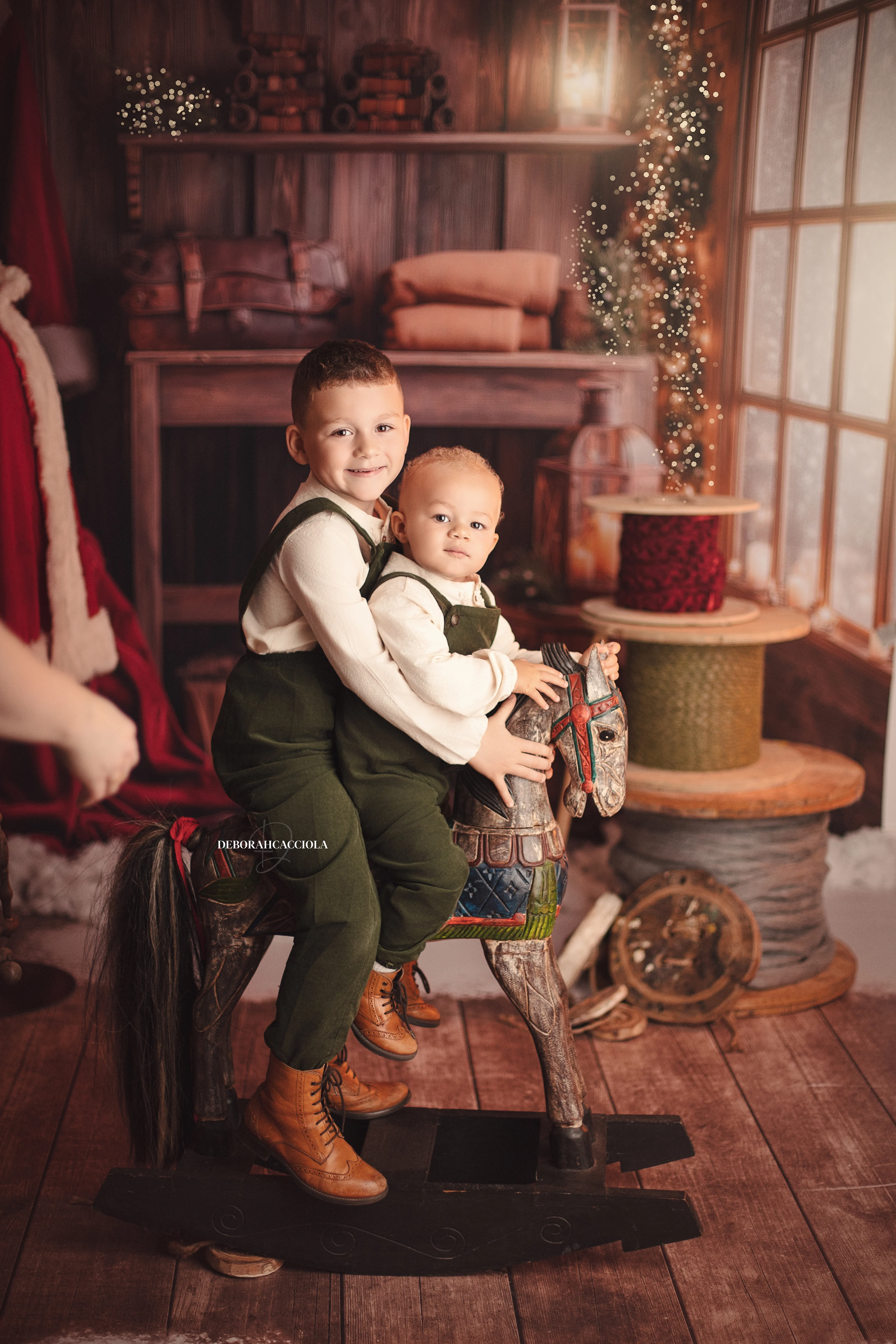 Séance Noël en studio à Orléans : portrait en décor de Noël, cadrage vertical doux, rendu naturel
