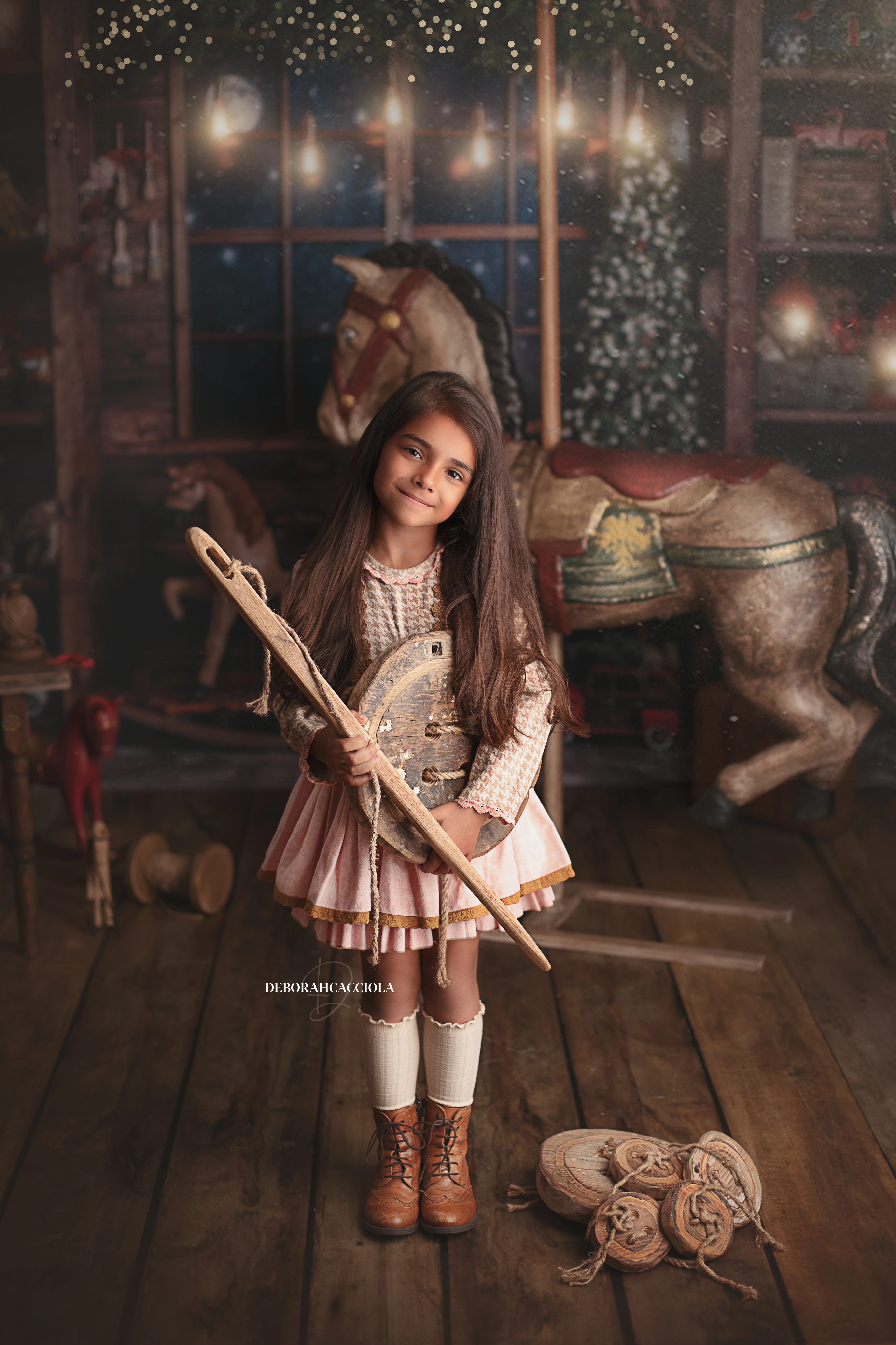 Séance Noël à Orléans - portrait en décor de Noël, plan vertical naturel, palette claire