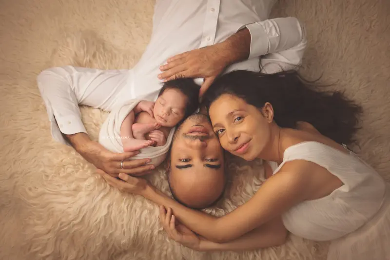 Photo nouveau-né à Orléans, instant tendre avec bébé, plan large harmonieux, couleurs équilibrées