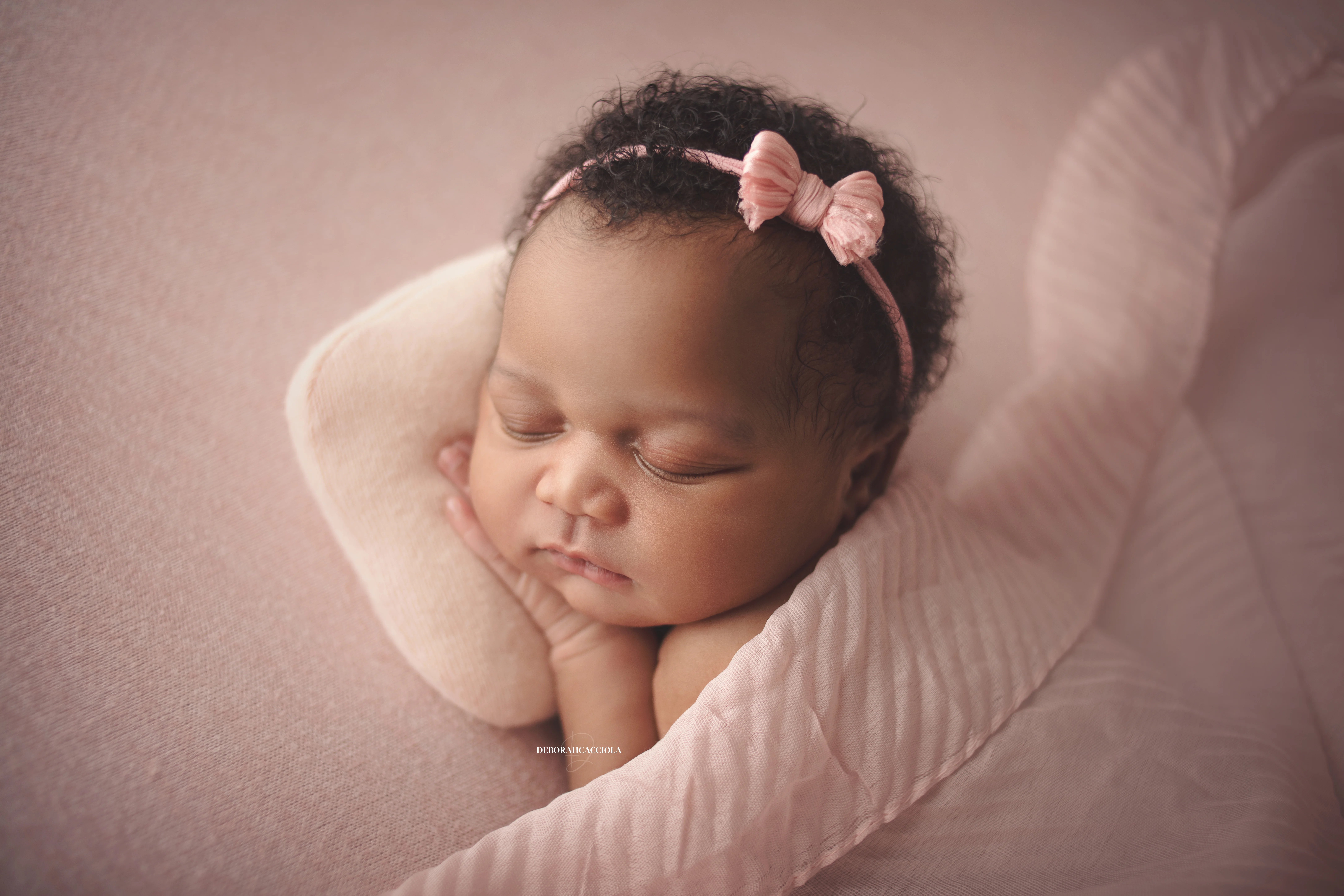 Photo nouveau-né studio Orléans : portrait délicat de bébé, cadrage horizontal équilibré, couleurs douces