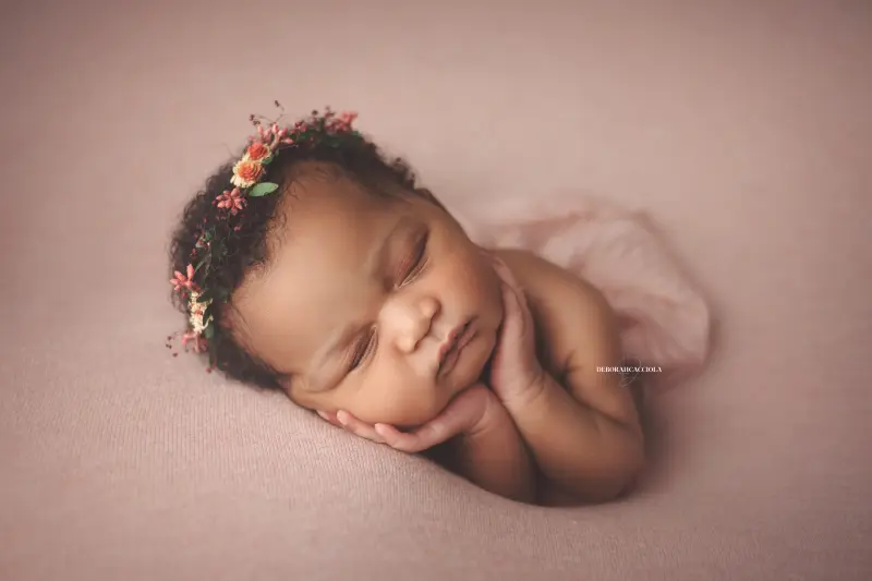 Portrait nouveau-né à Orléans : bébé dans ses premiers jours, composition large et naturelle, rendu naturel