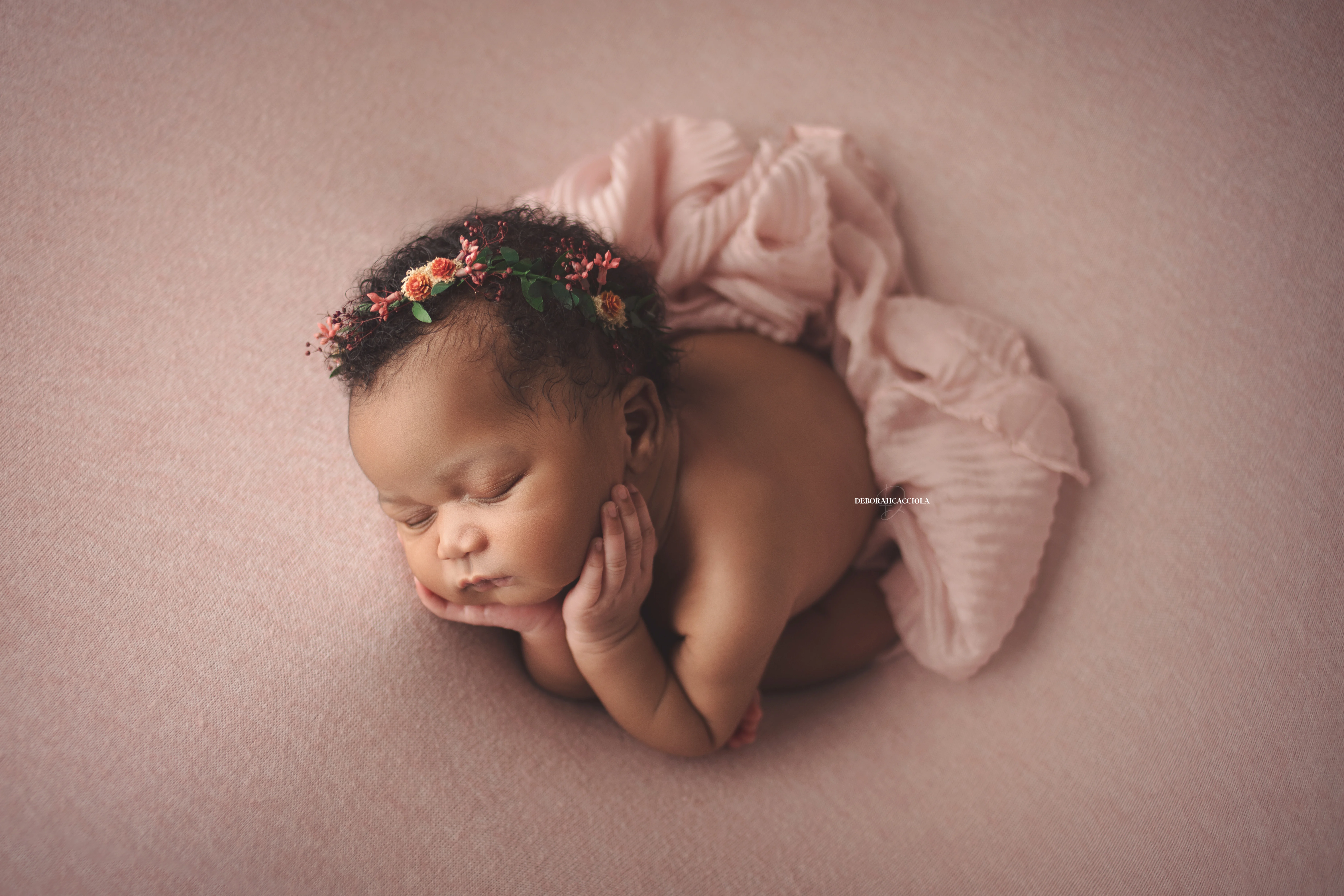 Séance bébé en studio à Orléans : nouveau-né en studio, scène panoramique douce, rendu naturel