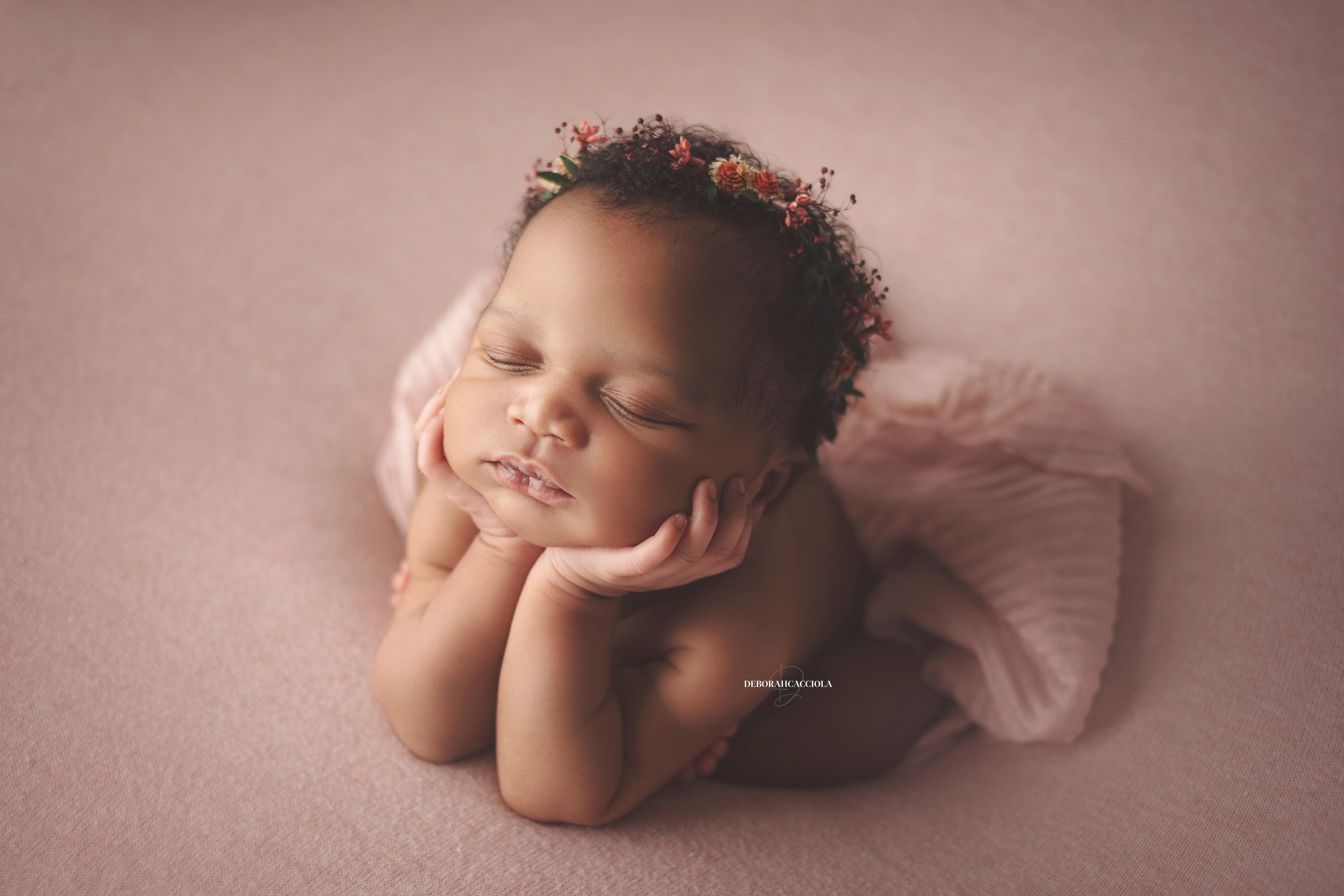 Portrait nouveau-né Orléans : nouveau-né en studio, scène panoramique douce, rendu naturel