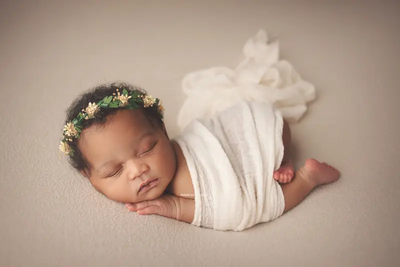 Séance bébé à Orléans - bébé dans ses premiers jours, composition large et naturelle, palette claire