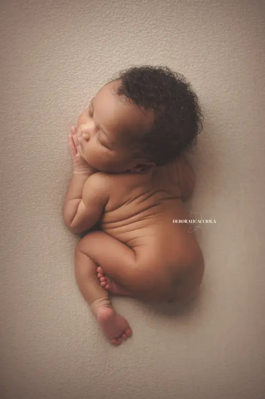 Séance bébé en studio à Orléans : nouveau-né en studio, cadrage vertical doux, tonalités naturelles