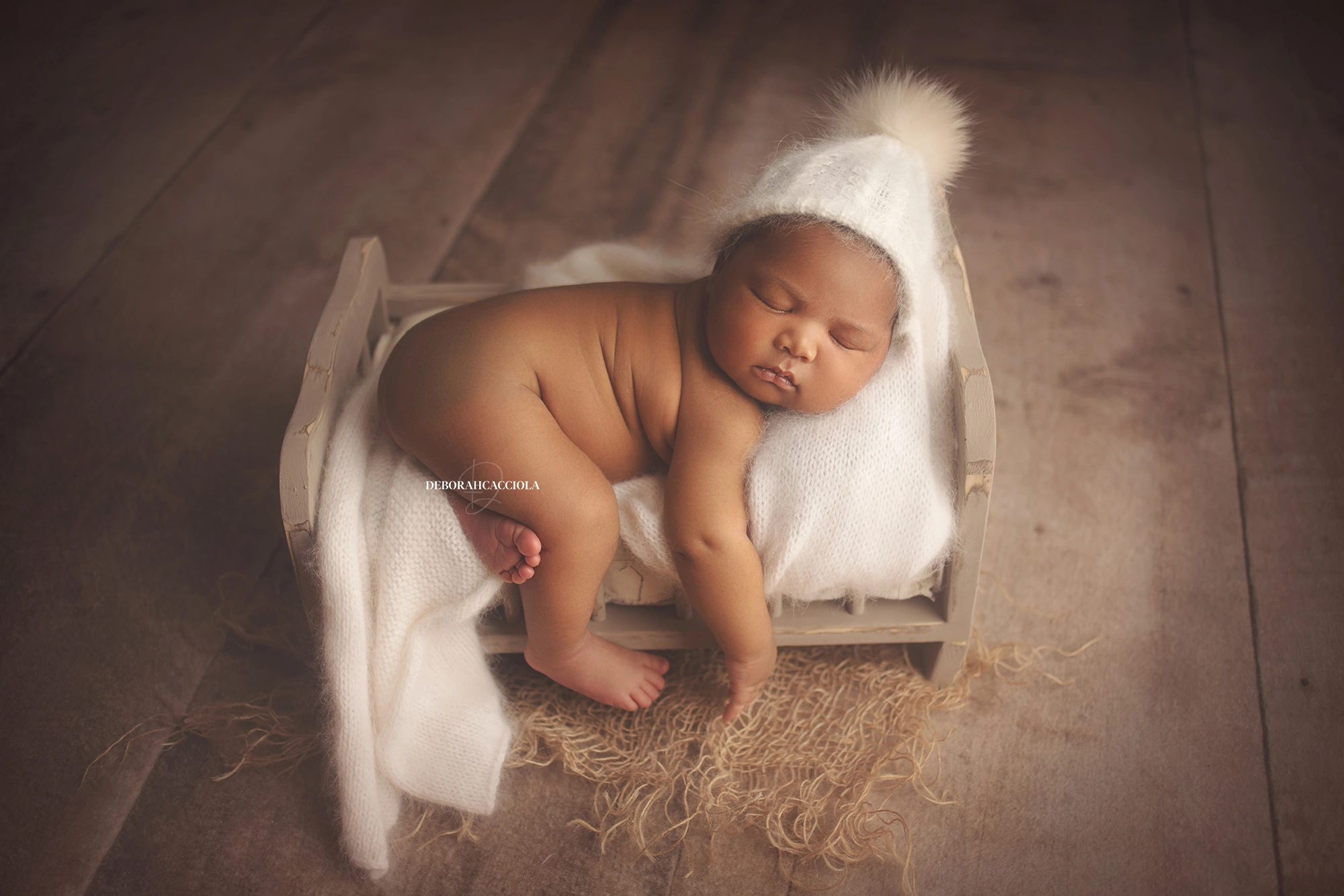 Portrait nouveau-né Orléans : nouveau-né en studio, scène panoramique douce, tonalités naturelles