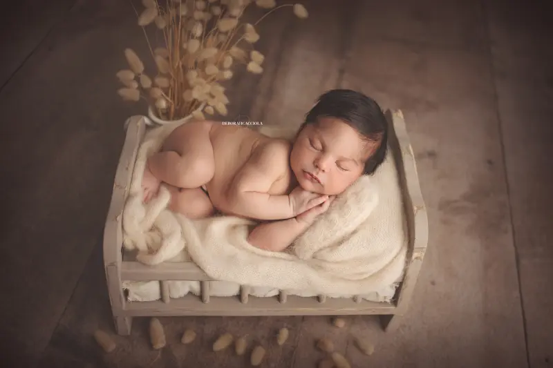 Séance bébé à Orléans - bébé dans ses premiers jours, composition large et naturelle, couleurs douces