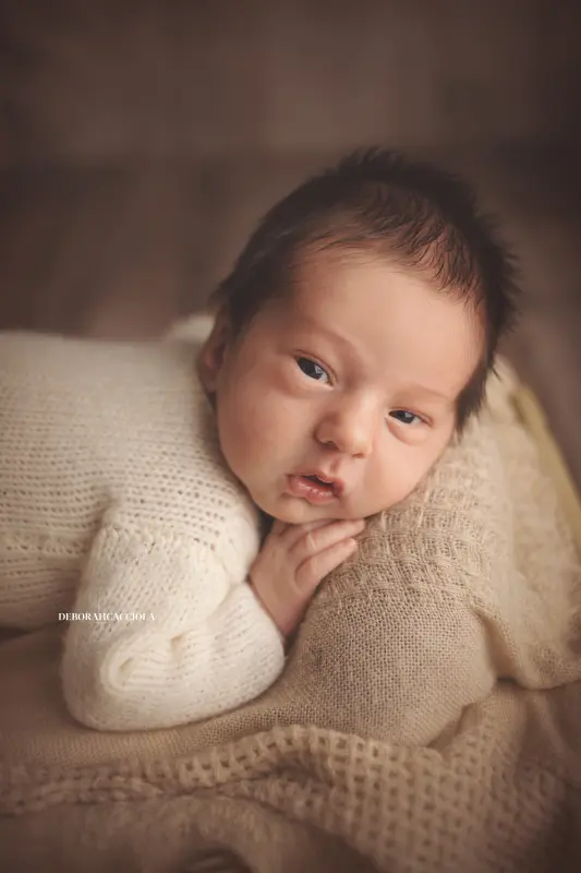 Photo nouveau-né studio Orléans : portrait délicat de bébé, composition resserrée élégante, rendu naturel