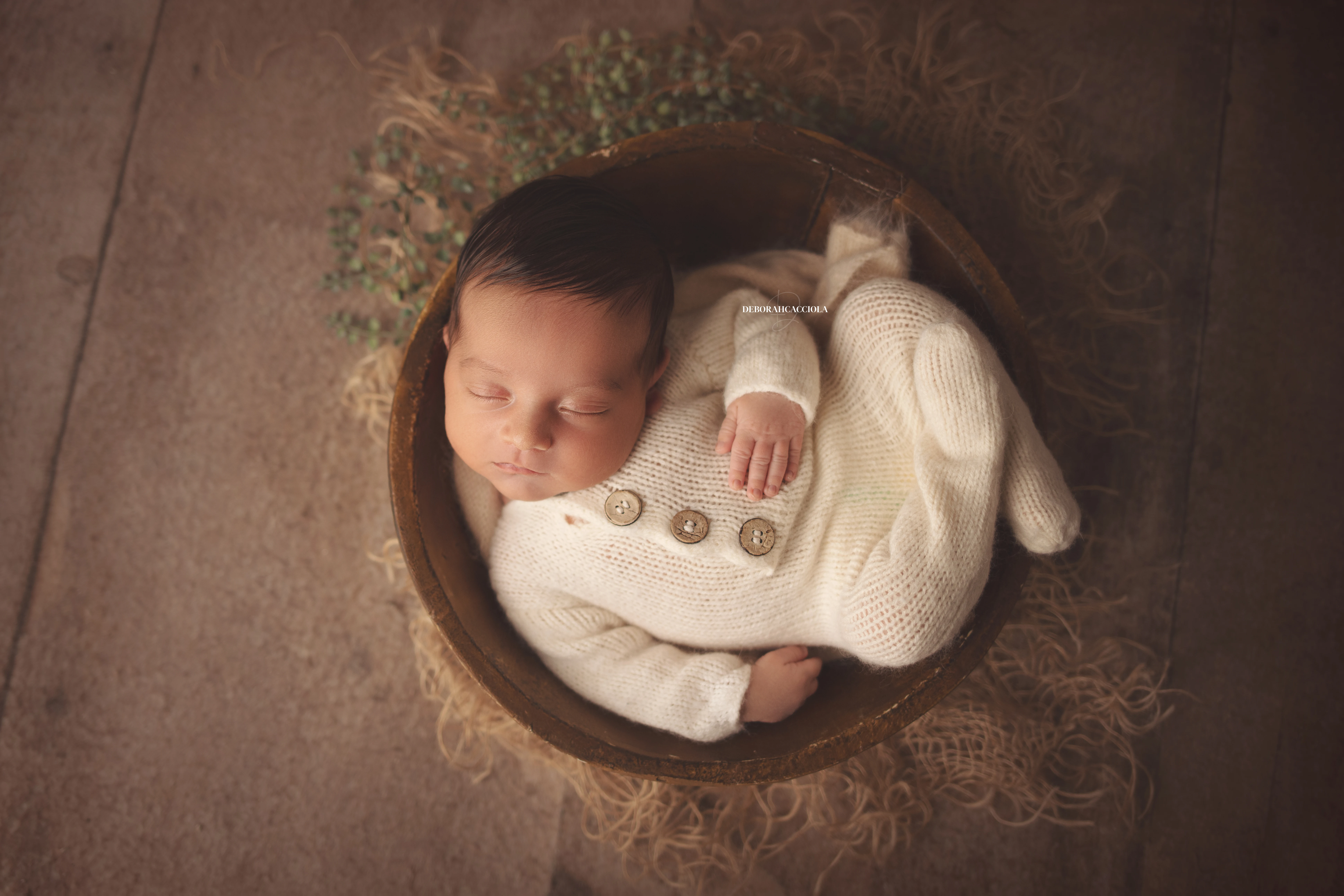 Séance bébé en studio à Orléans : portrait délicat de bébé, cadrage horizontal équilibré, palette claire