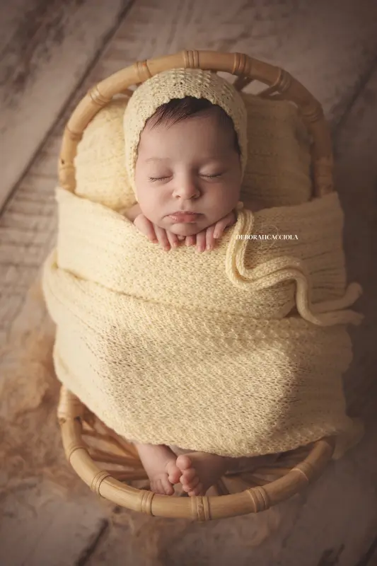 Portrait nouveau-né Orléans : portrait délicat de bébé, composition resserrée élégante, couleurs équilibrées