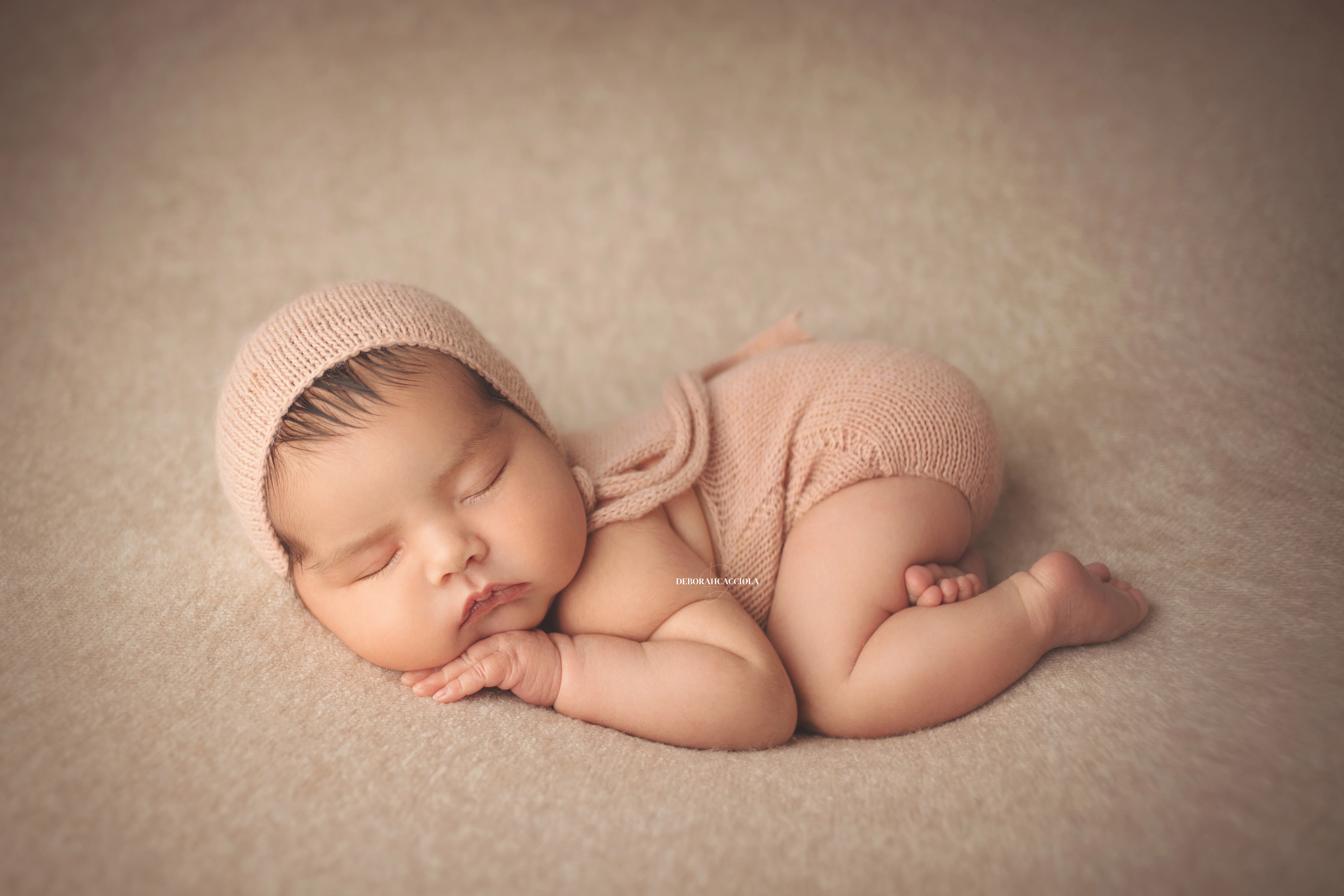 Séance bébé en studio à Orléans : portrait délicat de bébé, cadrage horizontal équilibré, tonalités naturelles