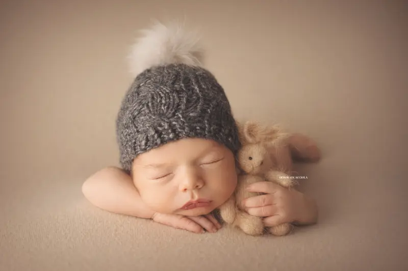 Portrait nouveau-né Orléans : portrait délicat de bébé, cadrage horizontal équilibré, couleurs équilibrées