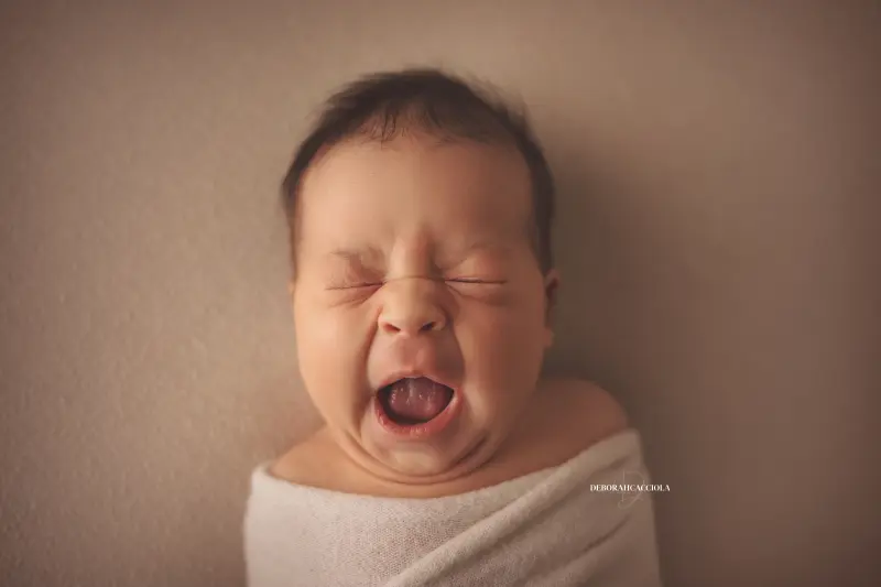 Photo nouveau-né à Orléans, instant tendre avec bébé, plan large harmonieux, couleurs équilibrées