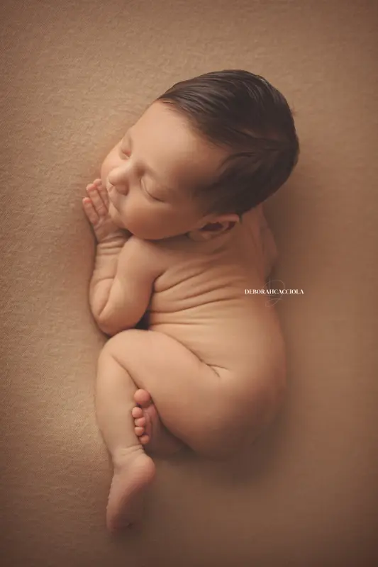 Séance bébé à Orléans - instant tendre avec bébé, portrait vertical soigné, rendu naturel