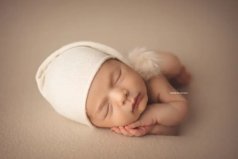 Portrait nouveau-né à Orléans : bébé dans ses premiers jours, composition large et naturelle, tonalités naturelles