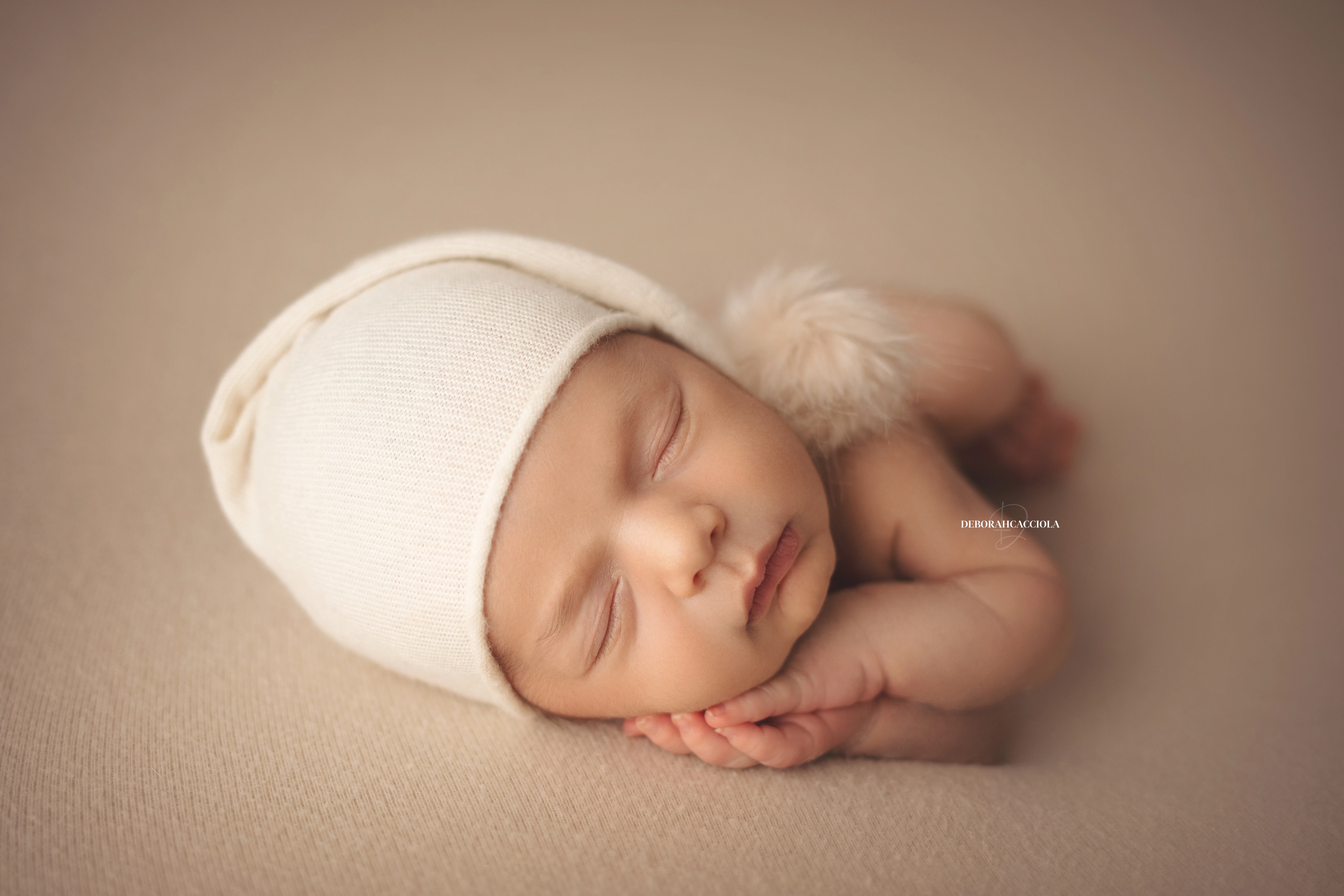 Portrait nouveau-né à Orléans : bébé dans ses premiers jours, composition large et naturelle, tonalités naturelles