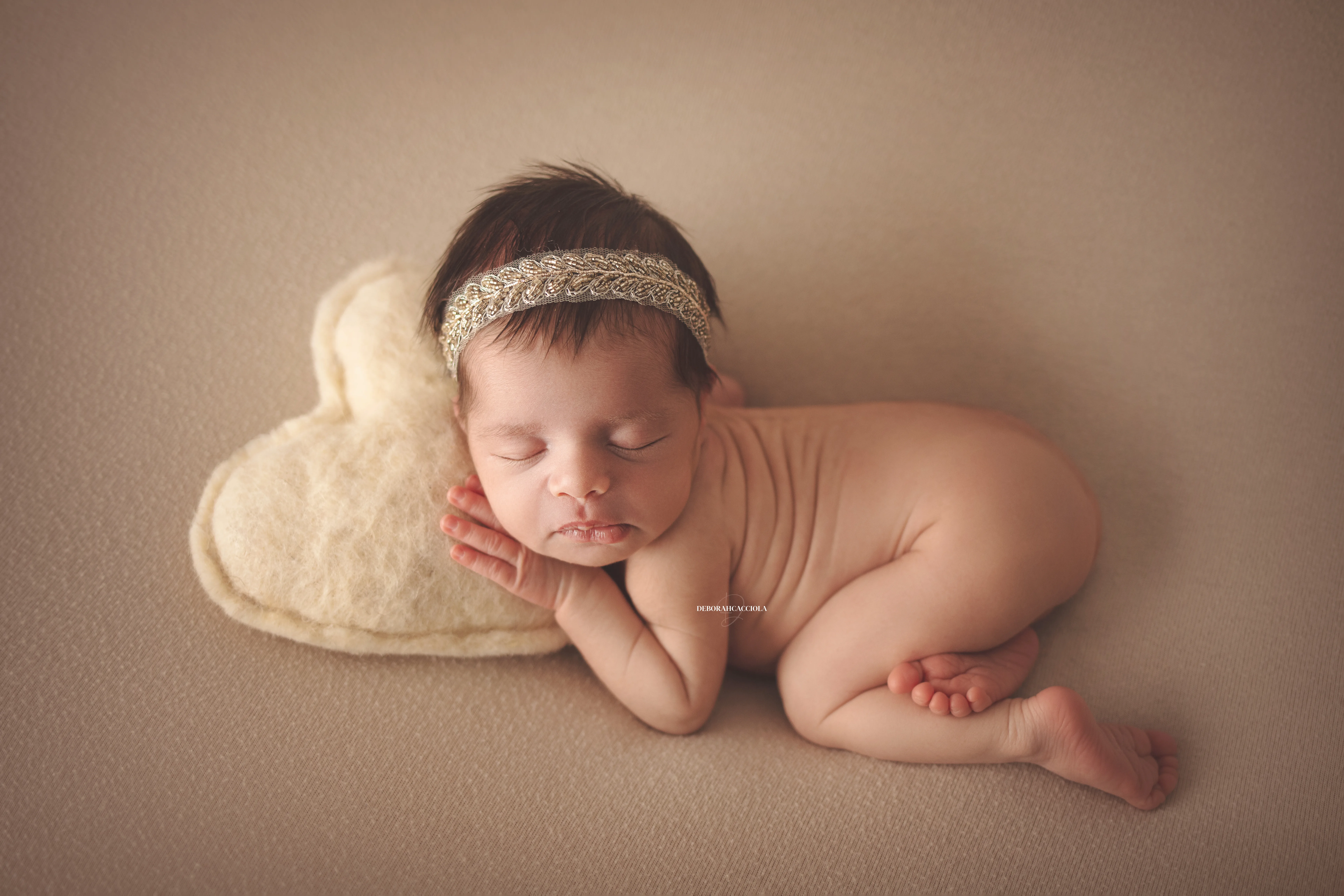Photo nouveau-né studio Orléans : nouveau-né en studio, scène panoramique douce, couleurs équilibrées