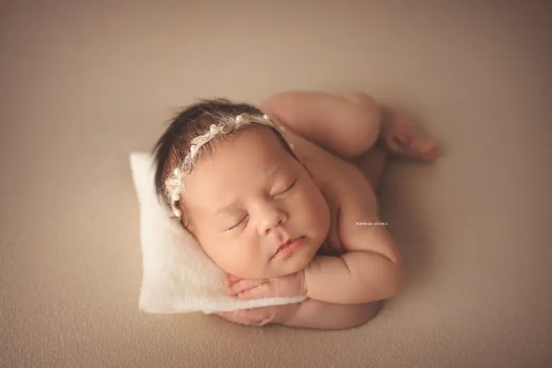 Photo nouveau-né à Orléans, bébé dans ses premiers jours, composition large et naturelle, rendu naturel