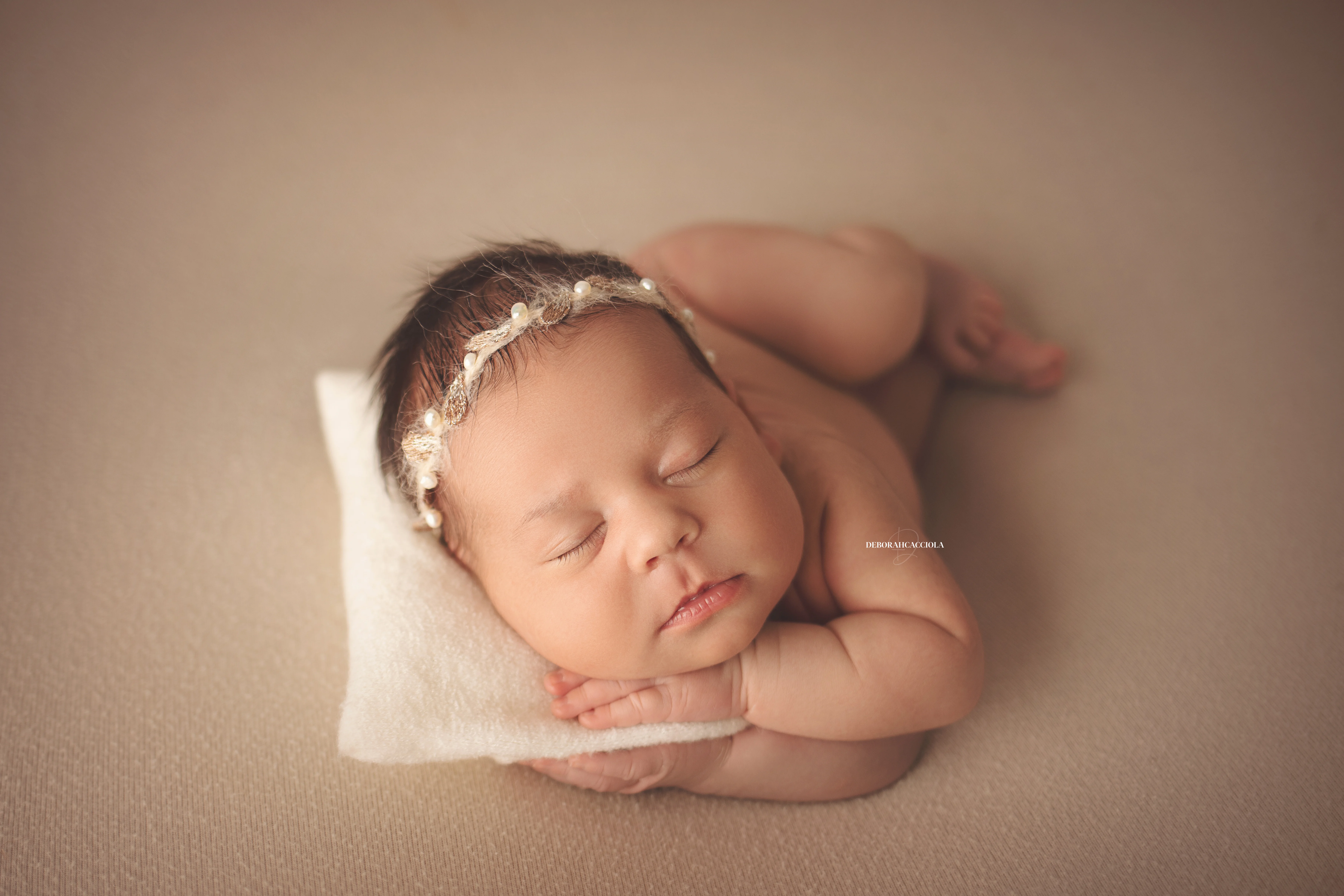 Photo nouveau-né à Orléans, bébé dans ses premiers jours, composition large et naturelle, rendu naturel
