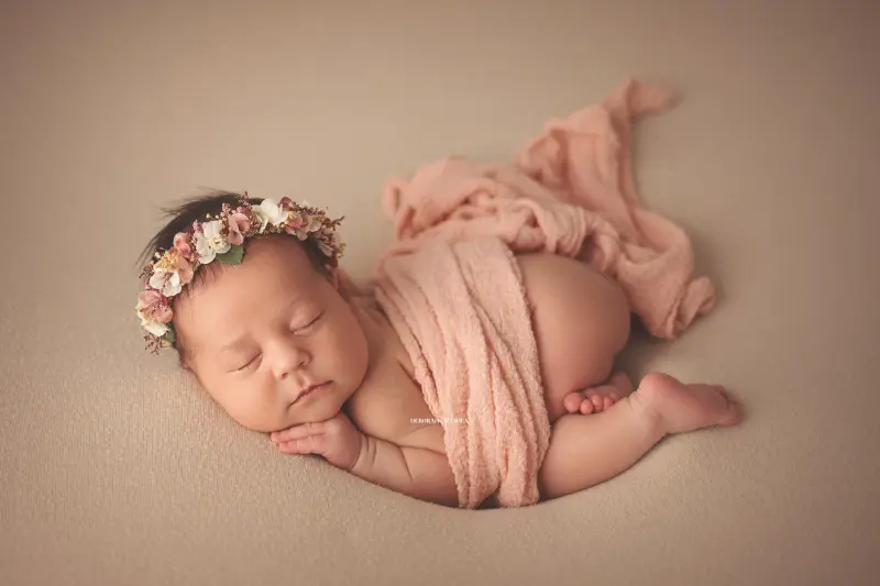 Séance bébé en studio à Orléans : nouveau-né en studio, scène panoramique douce, couleurs douces