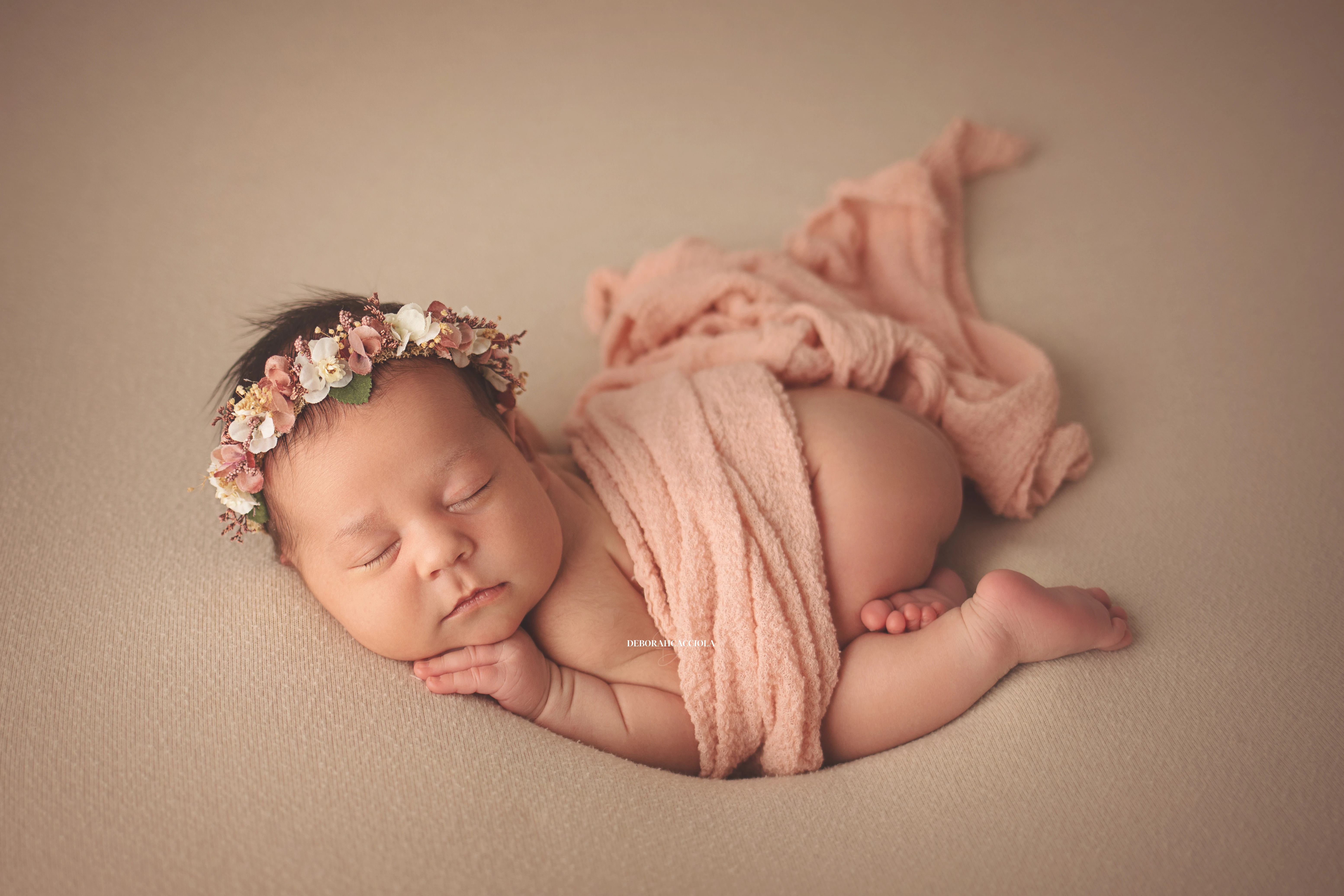 Séance bébé en studio à Orléans : nouveau-né en studio, scène panoramique douce, couleurs douces