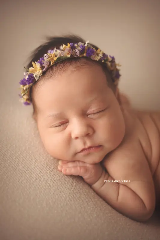 Séance bébé en studio à Orléans : portrait délicat de bébé, composition resserrée élégante, rendu naturel