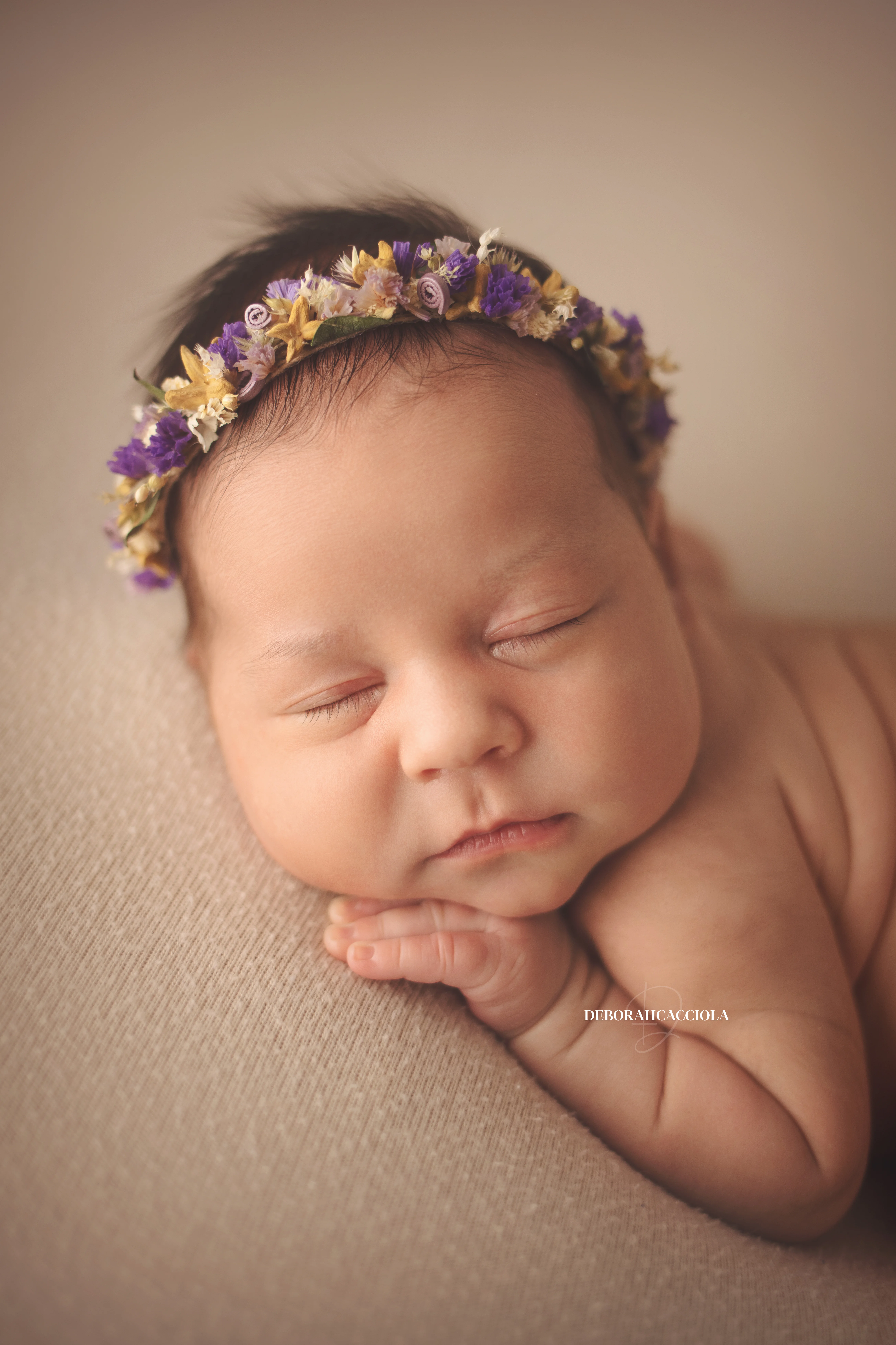 Séance bébé en studio à Orléans : portrait délicat de bébé, composition resserrée élégante, rendu naturel