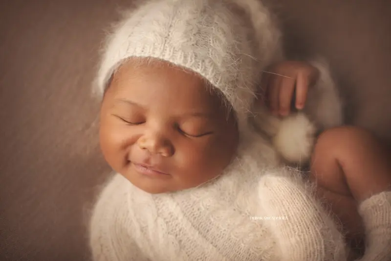 Photo nouveau-né studio Orléans : portrait délicat de bébé, cadrage horizontal équilibré, tonalités naturelles