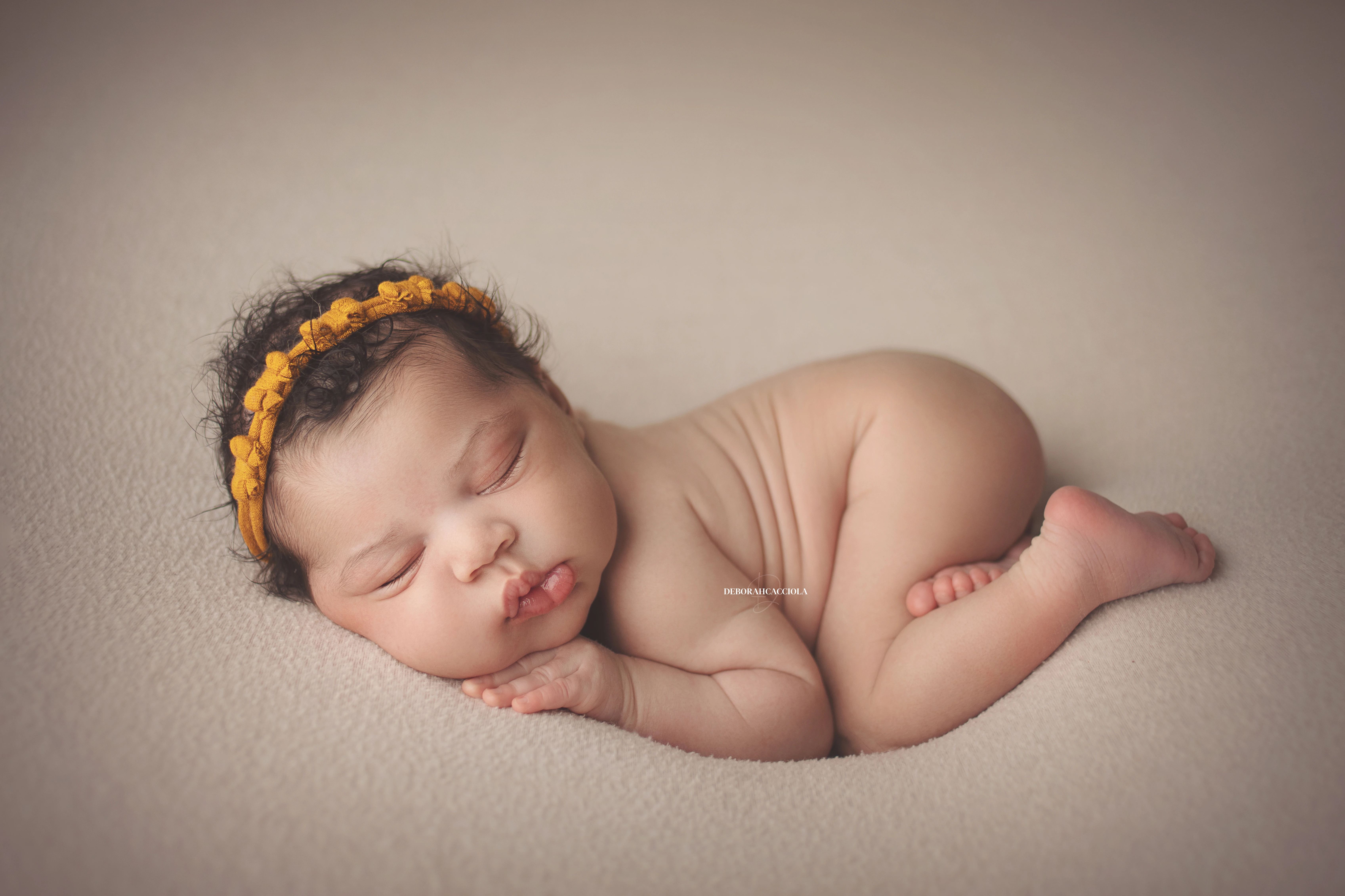 Portrait nouveau-né à Orléans : instant tendre avec bébé, plan large harmonieux, rendu naturel