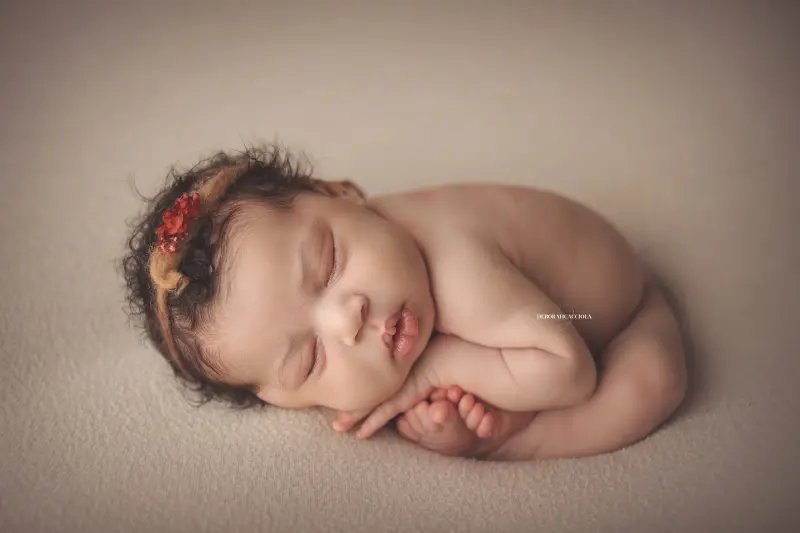 Portrait nouveau-né Orléans : nouveau-né en studio, scène panoramique douce, rendu naturel