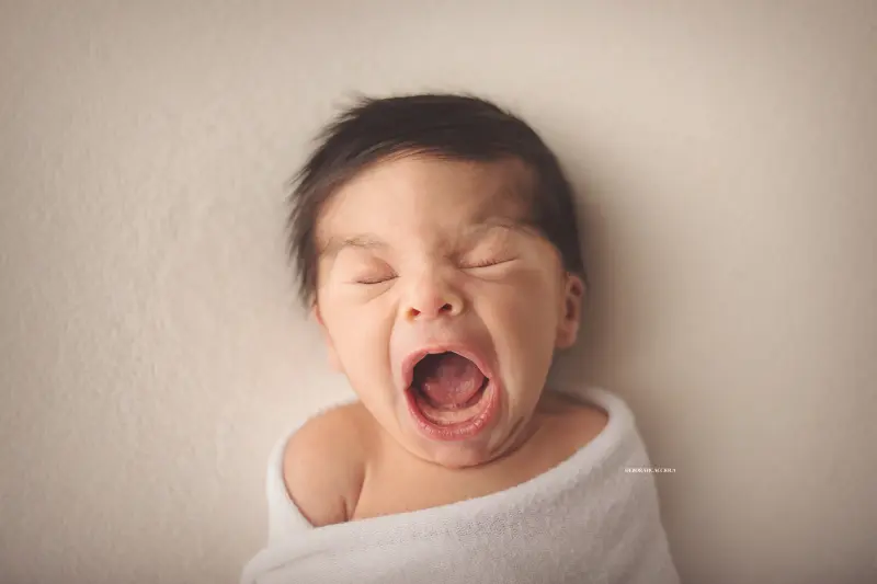 Photo nouveau-né à Orléans, bébé dans ses premiers jours, composition large et naturelle, couleurs équilibrées