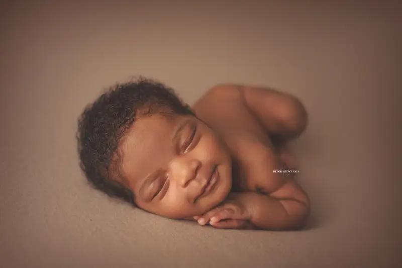 Séance bébé en studio à Orléans : portrait délicat de bébé, cadrage horizontal équilibré, rendu naturel