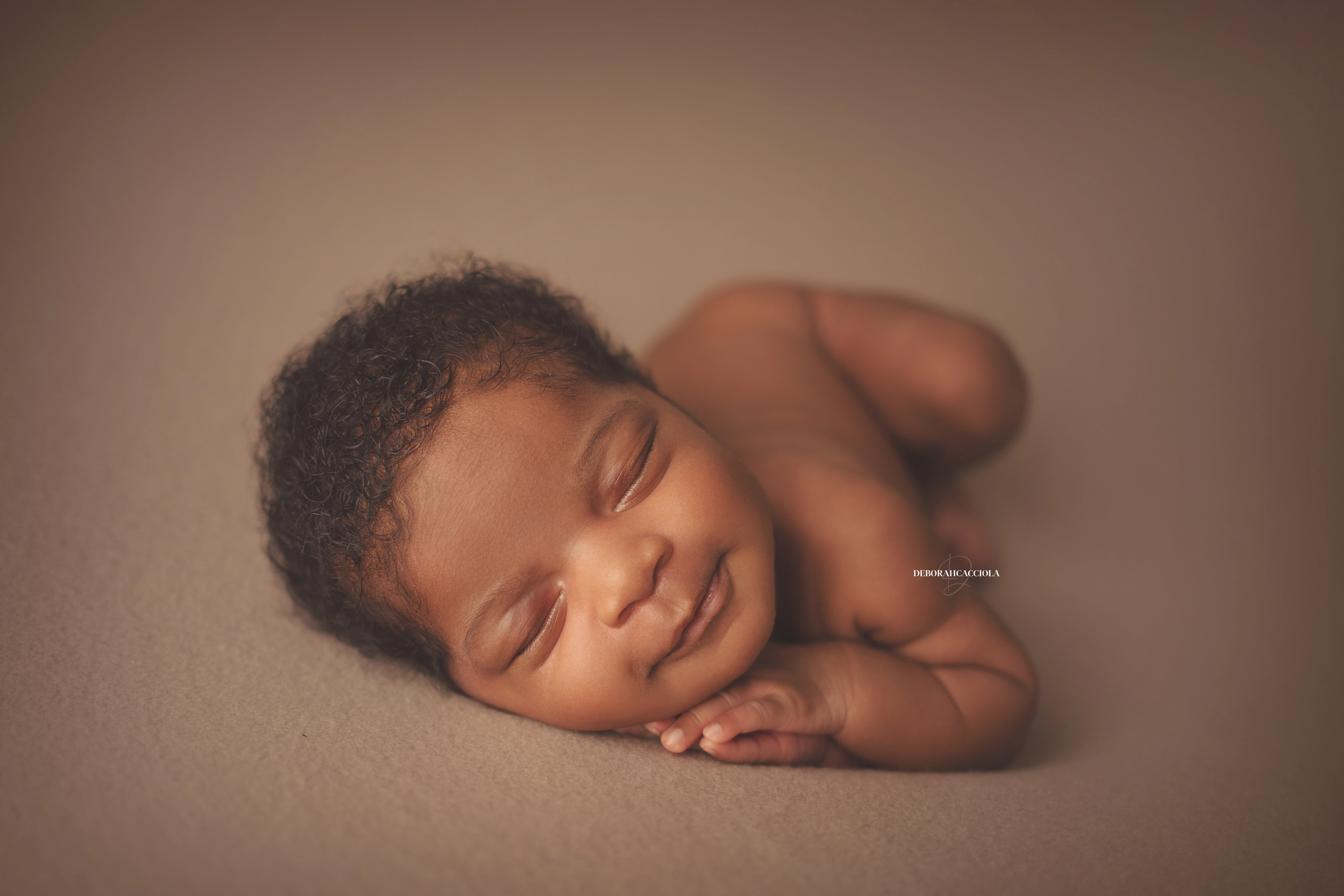 Séance bébé en studio à Orléans : portrait délicat de bébé, cadrage horizontal équilibré, rendu naturel